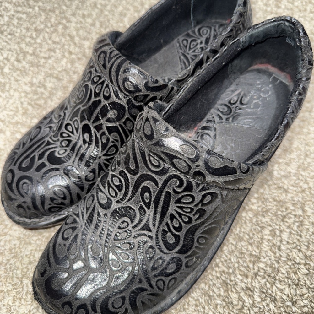 BOC Born Concepts Womens 9.5 Floral Embossed Comfort Clogs‎ Nurse Shoes Black